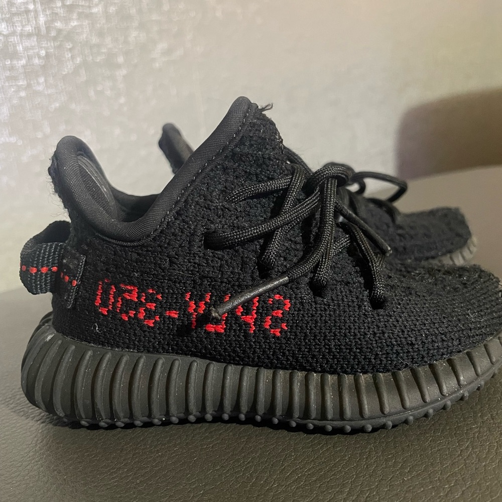 Yeezy boost 350 toodler sz 5k like new great condition (black)